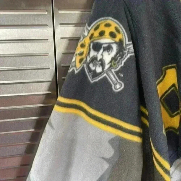 Pittsburgh pirates fleece long Poncho. - Picture 4 of 6